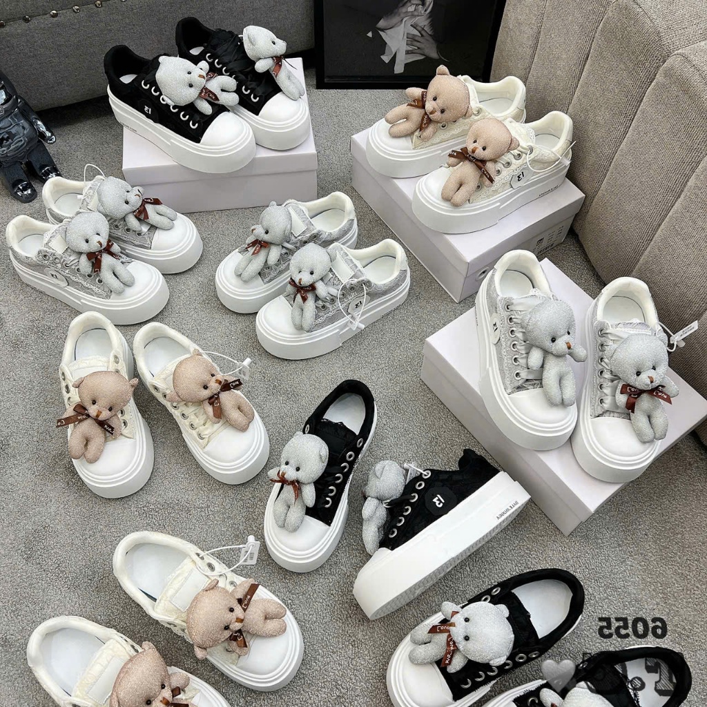Sneakers with embossed padded soles and super cute logo, lightweight ...