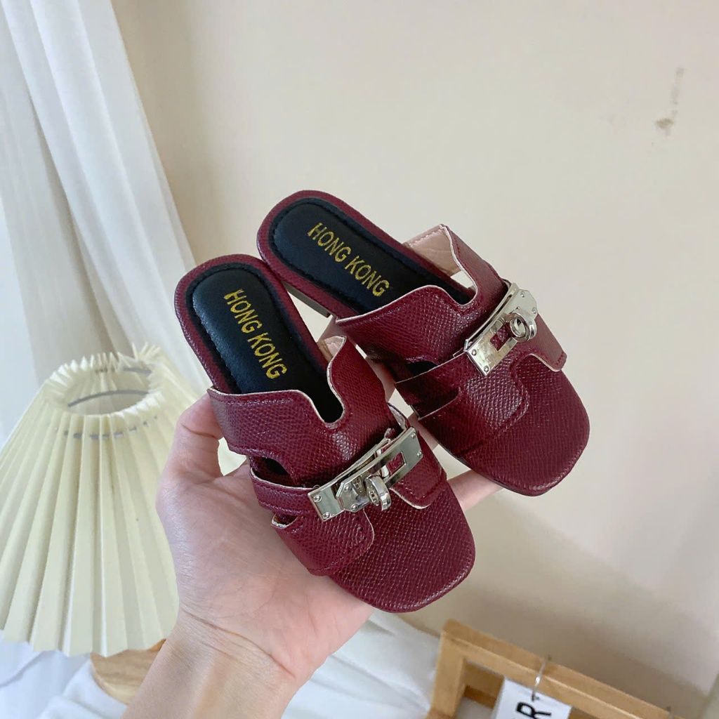 NEW LOCK Small Form H-shaped Slippers with Grained Leather and Buckle ...