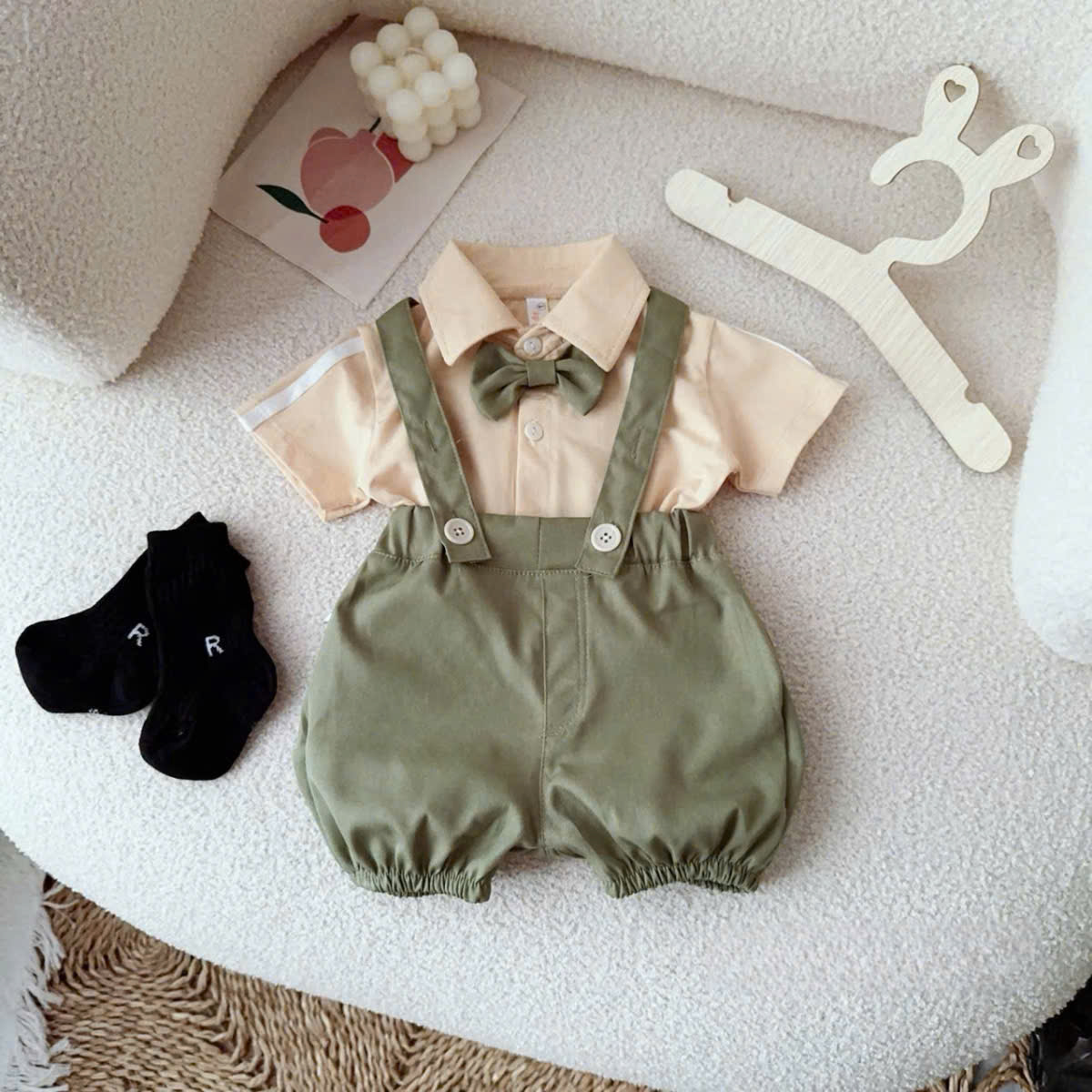 Dude Body Set with bib for boys 411kg. The baby boy outfit is worn in