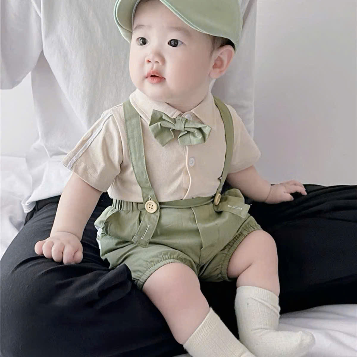Dude Body Set with bib for boys 411kg. The baby boy outfit is worn in