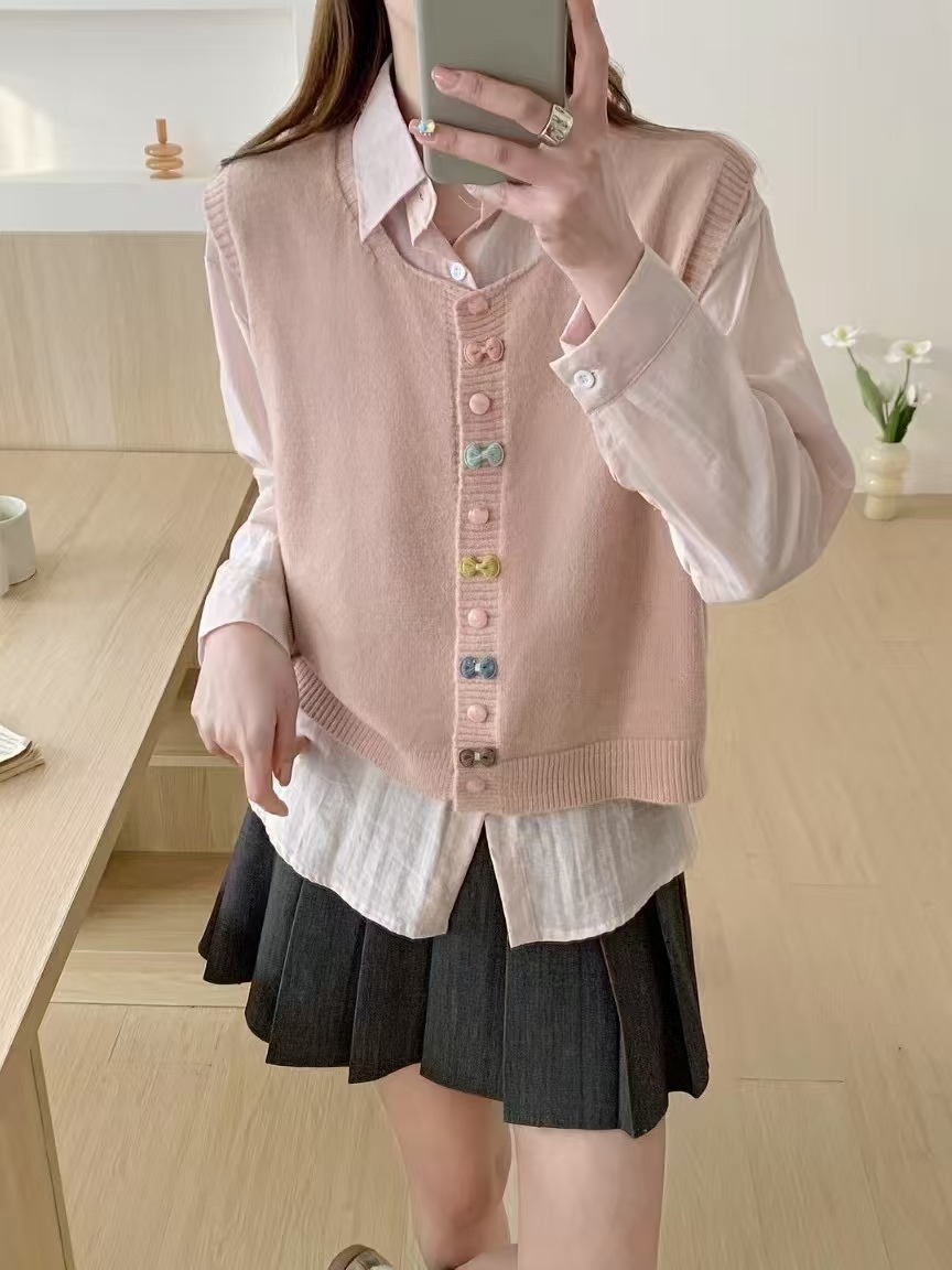 GL61 WOMEN'S WOMAN GILE WITH MULTI-COLOR BUTTONS, SET OF WOOL GILE WITH ...